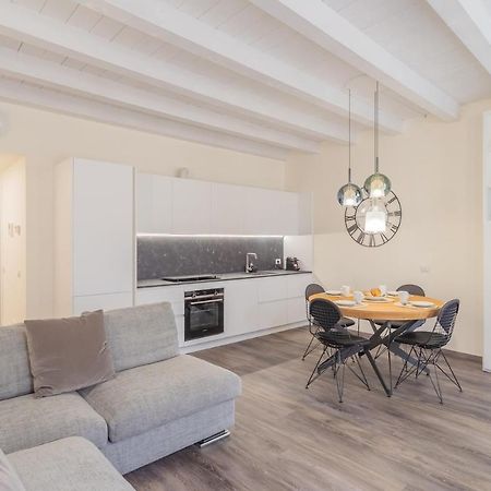 Modern & Stylish Apartment In Como City By Rent All Комо Экстерьер фото