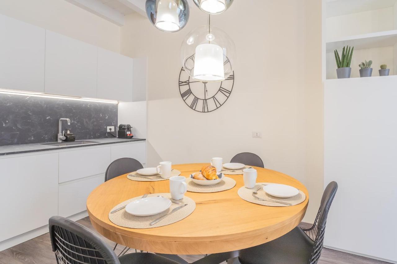 Modern & Stylish Apartment In Como City By Rent All Комо Экстерьер фото