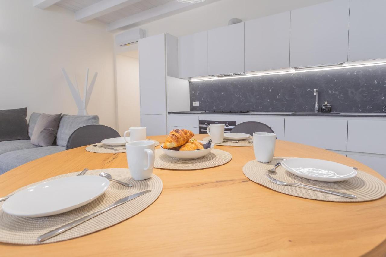 Modern & Stylish Apartment In Como City By Rent All Комо Экстерьер фото