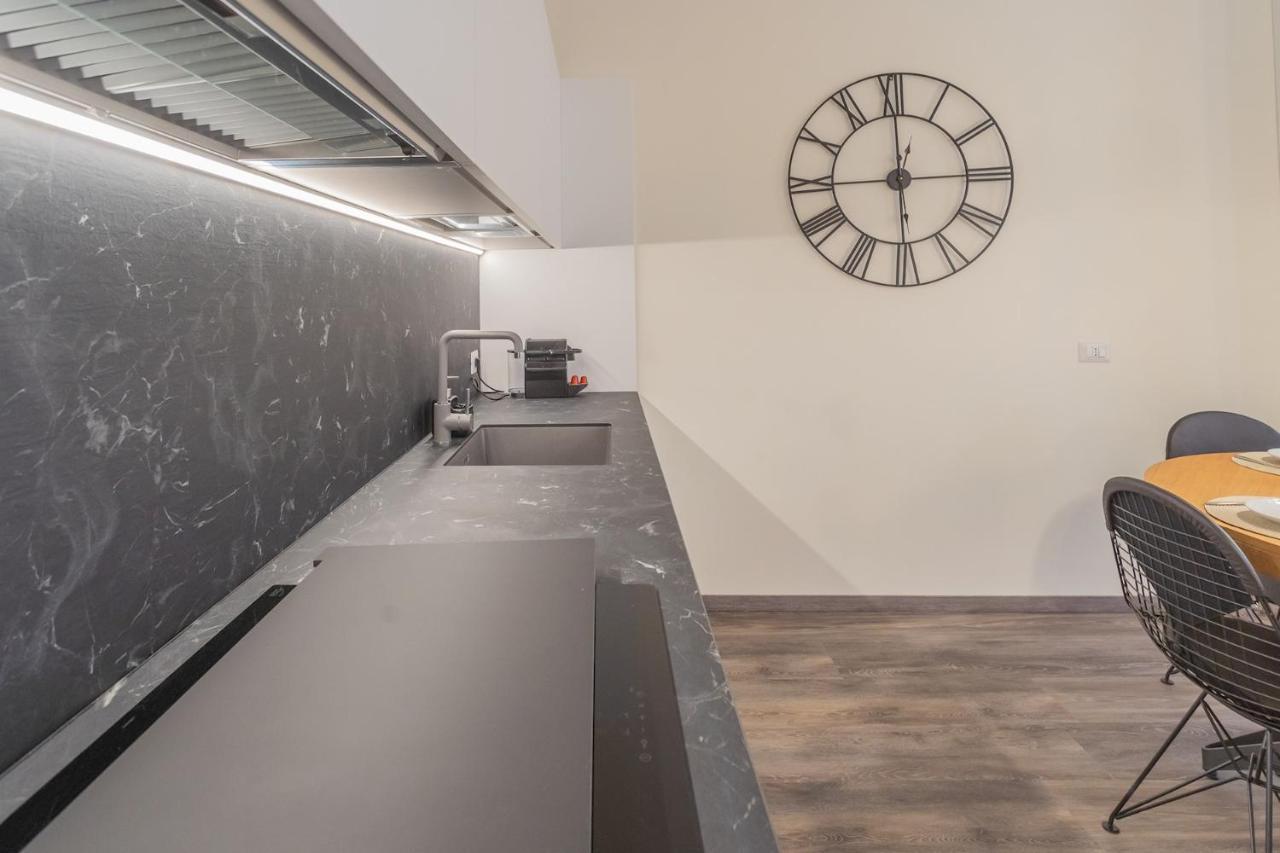 Modern & Stylish Apartment In Como City By Rent All Комо Экстерьер фото