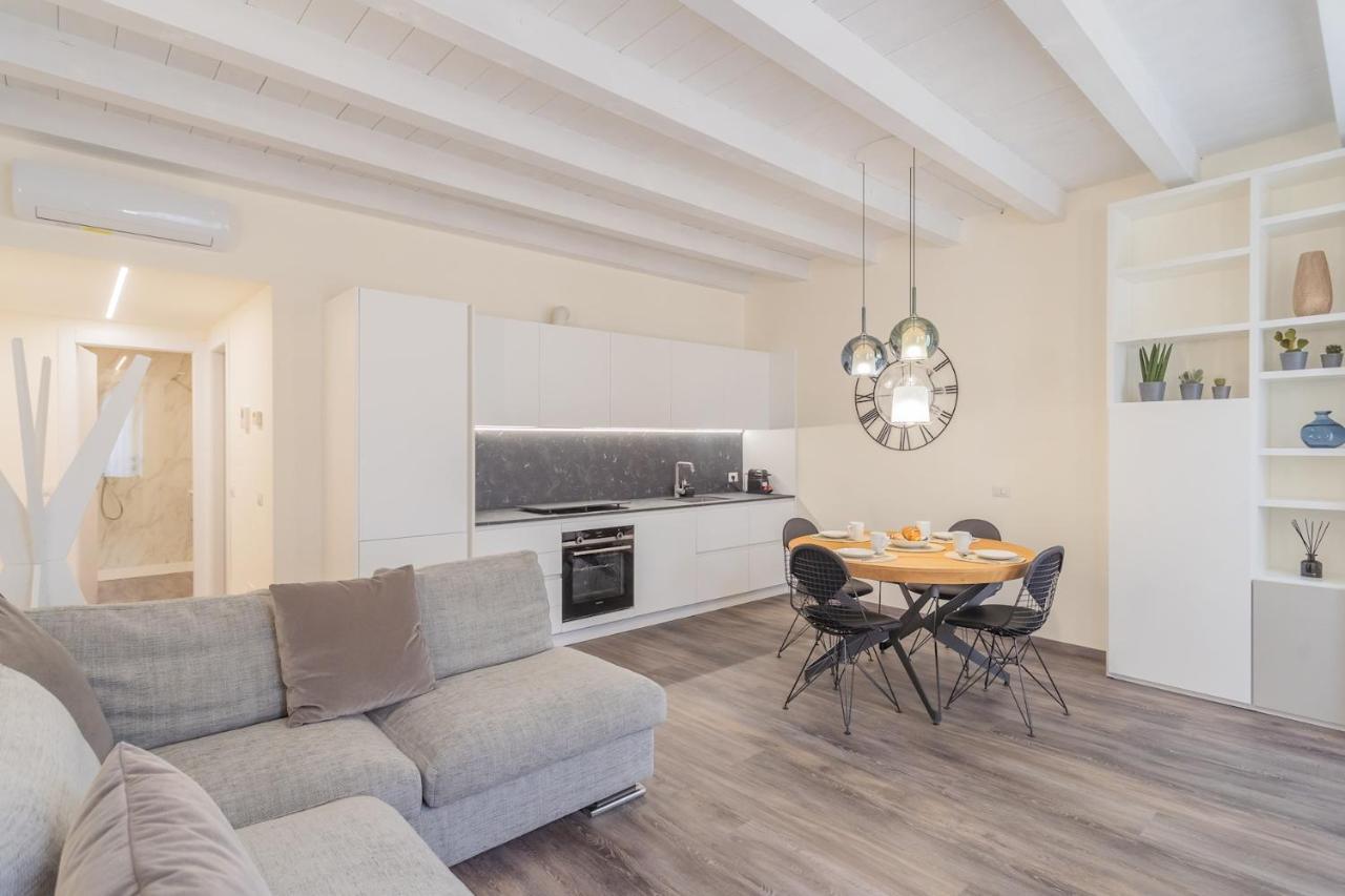 Modern & Stylish Apartment In Como City By Rent All Комо Экстерьер фото