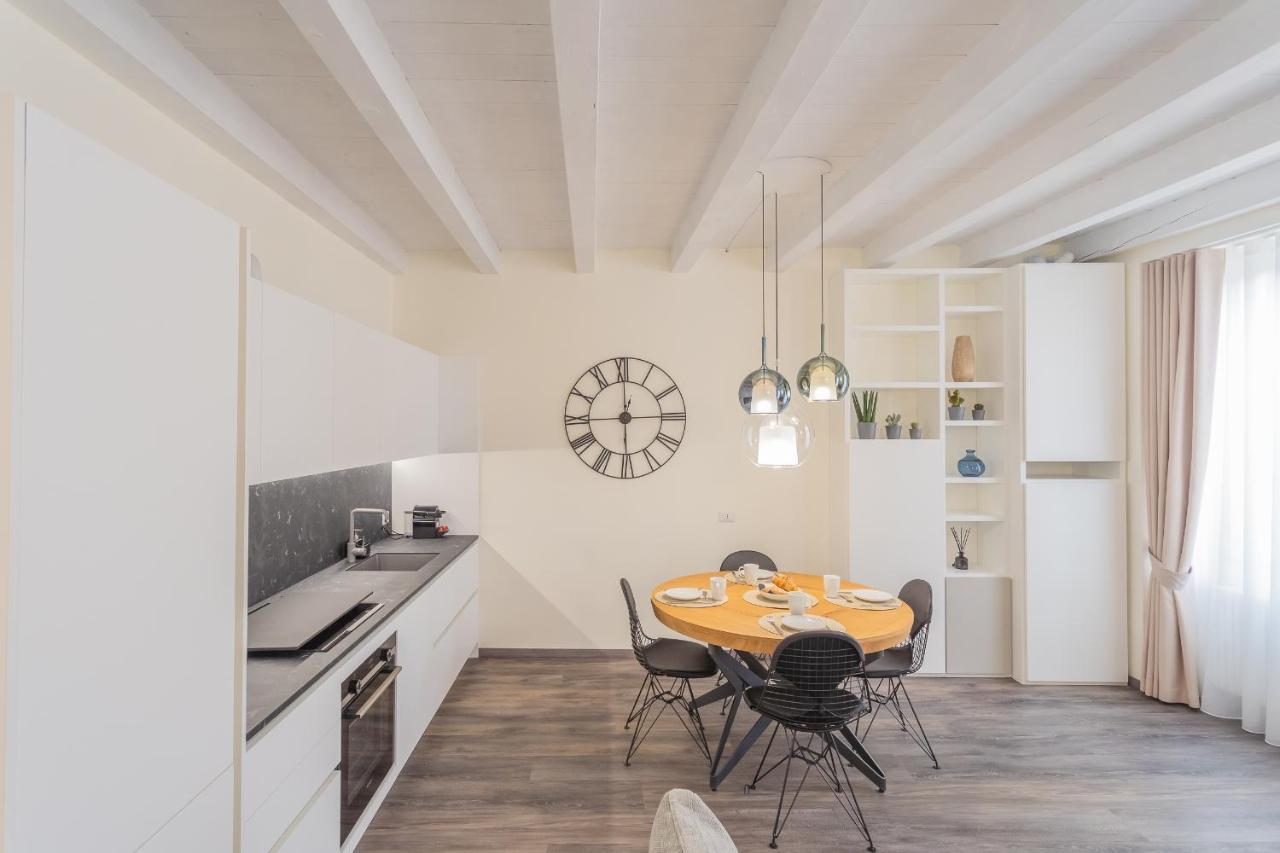Modern & Stylish Apartment In Como City By Rent All Комо Экстерьер фото