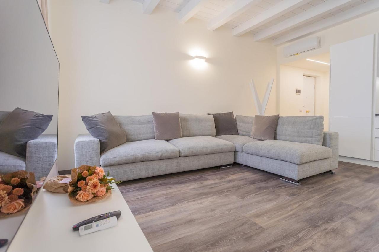 Modern & Stylish Apartment In Como City By Rent All Комо Экстерьер фото