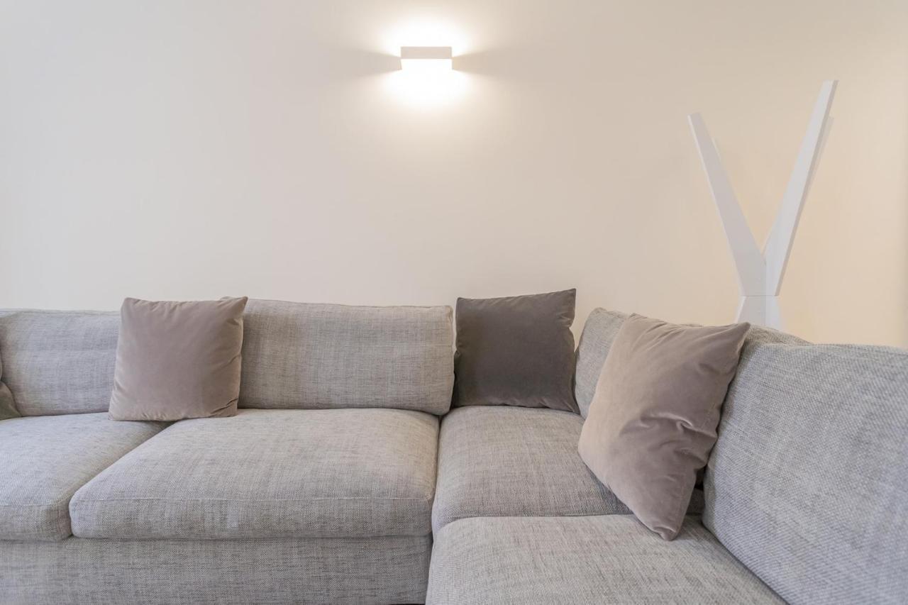 Modern & Stylish Apartment In Como City By Rent All Комо Экстерьер фото