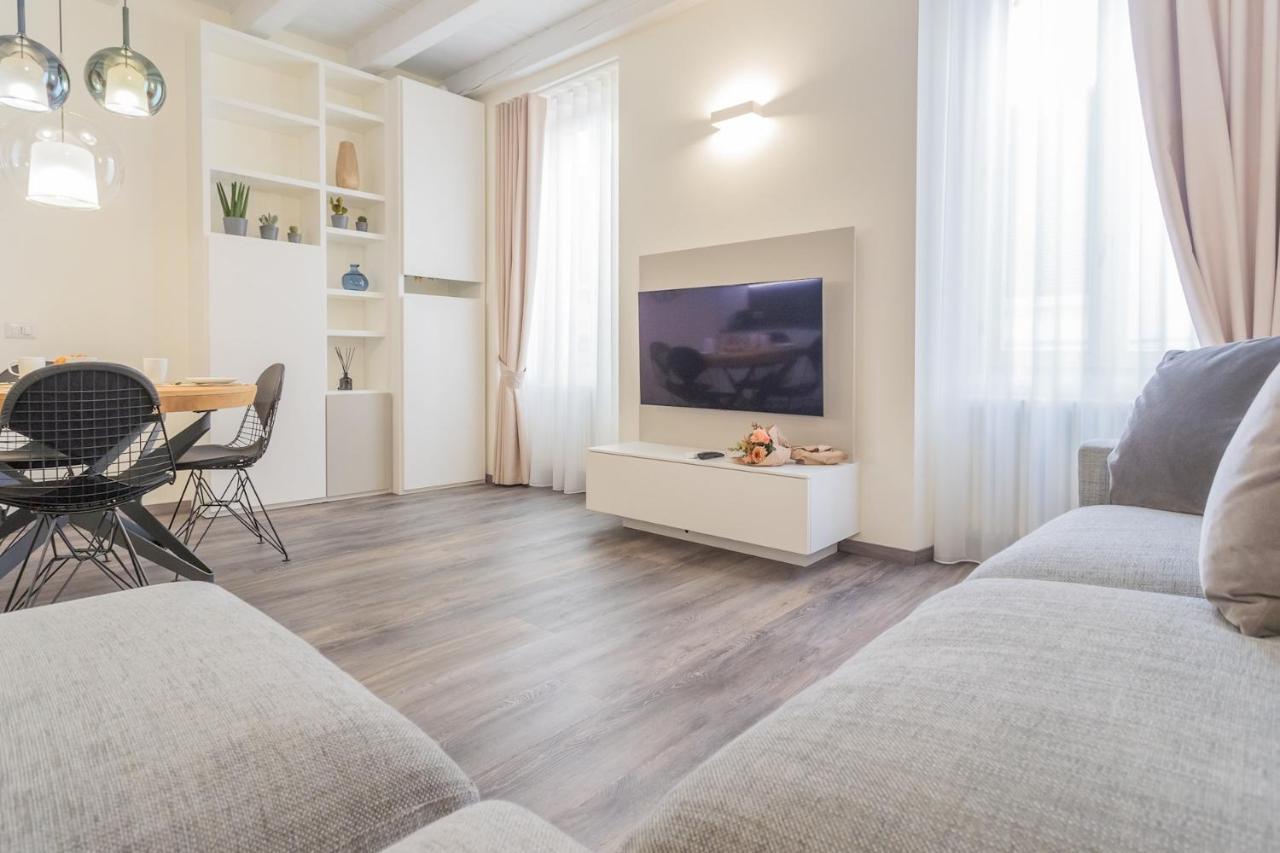 Modern & Stylish Apartment In Como City By Rent All Комо Экстерьер фото