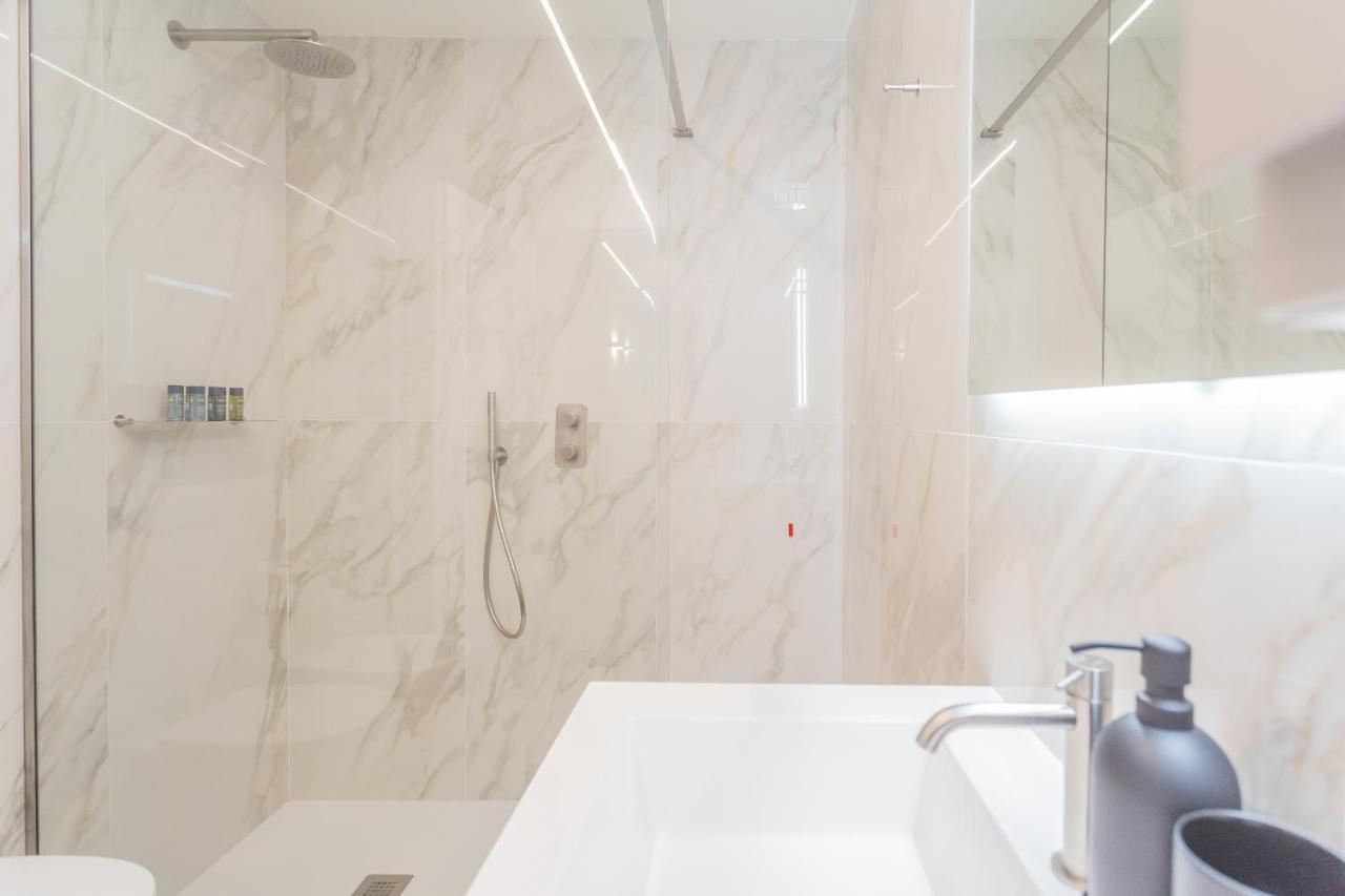 Modern & Stylish Apartment In Como City By Rent All Комо Экстерьер фото